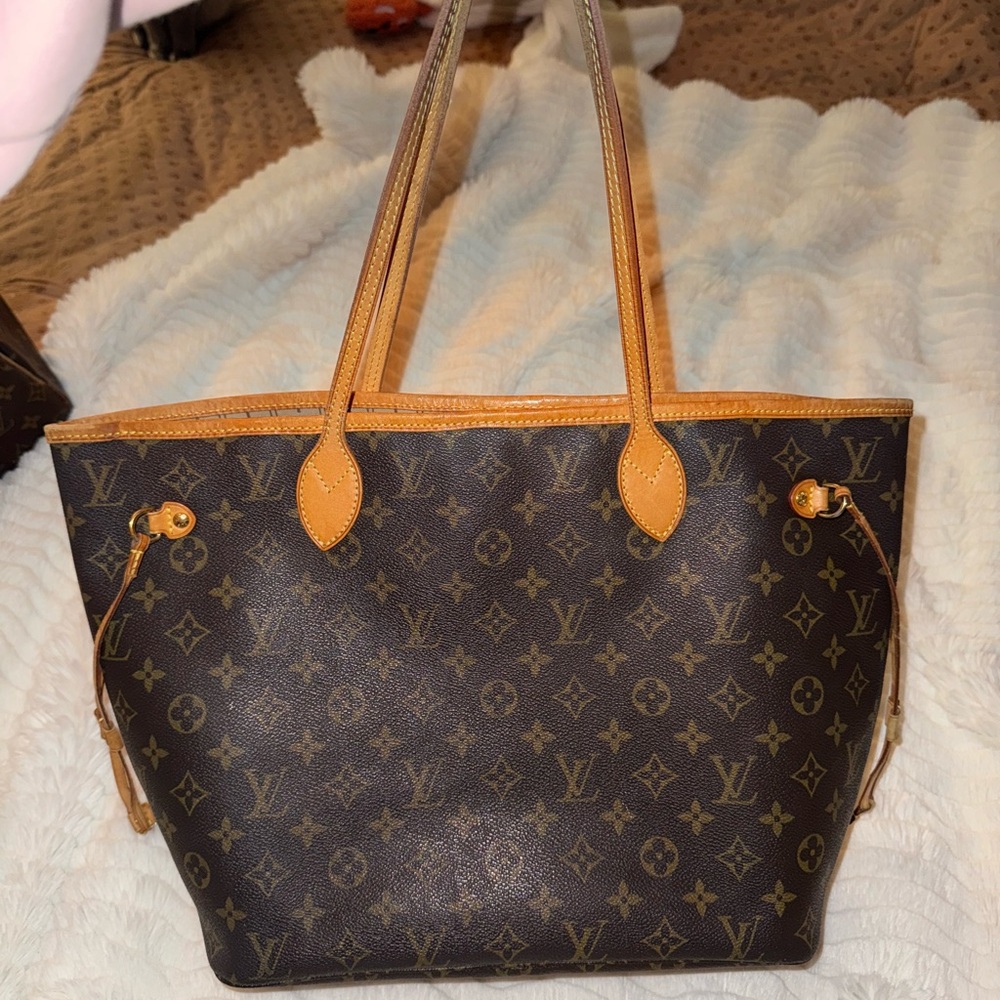 Louis Vuitton Monogram Canvas Tote with Vachetta Trim - Brown & Tan
Size MM - Picture 5 of 8
